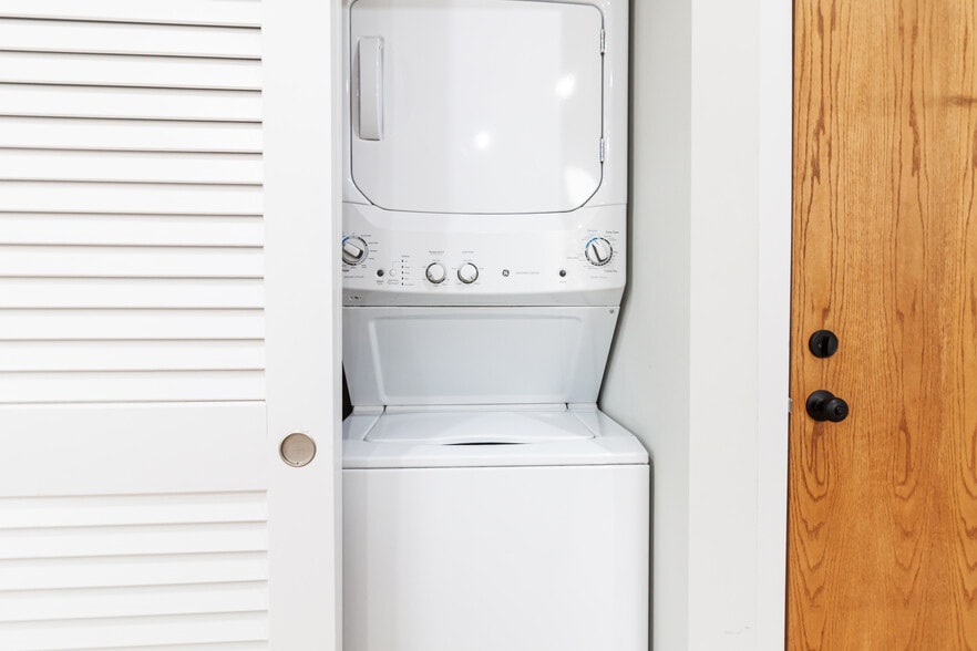 Building Photo - 441 W Belden Ave