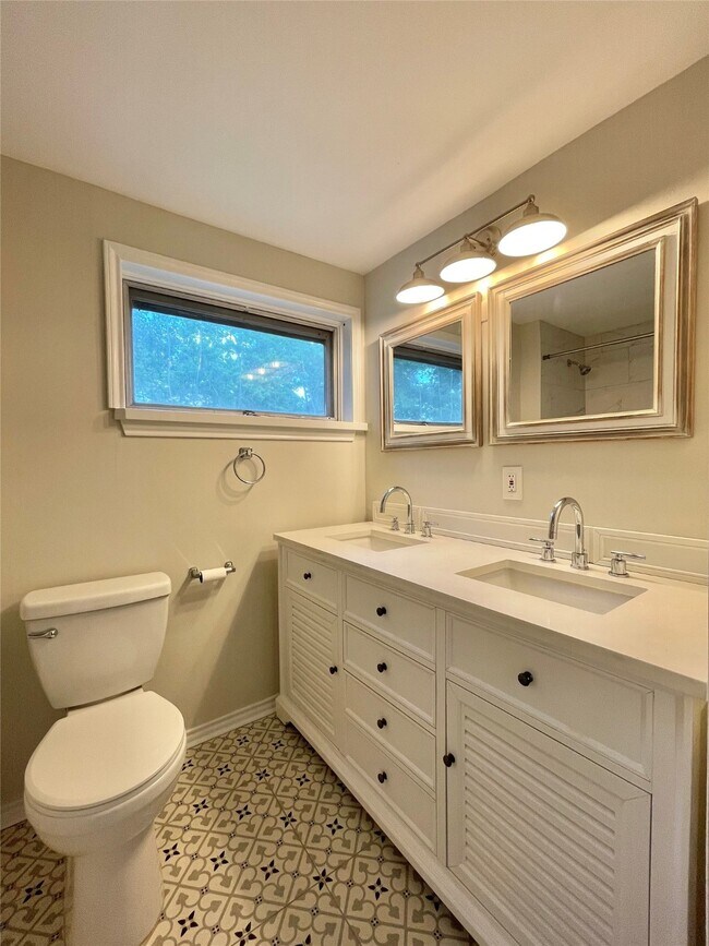 Building Photo - 1112 Southampton Dr