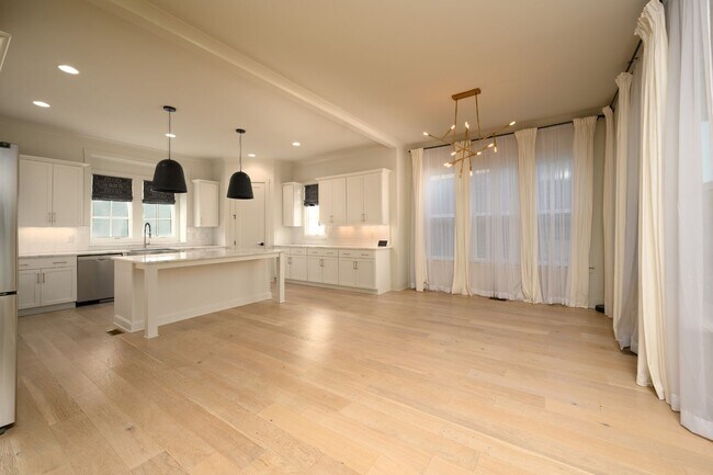 Building Photo - **LIKE-NEW, HIGH-END EXECUTIVE HOME WITH I...