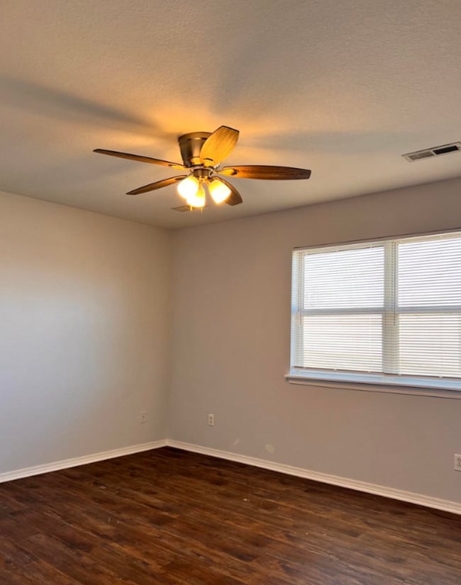 Building Photo - 2212 E 8th St