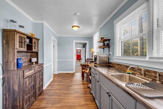 Building Photo - 1100 SF suite/apt in Historic Home, 1 bed/...