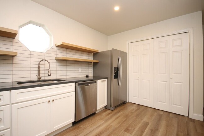 Building Photo - Charming Renovated 3/2 Cottage with Granit...