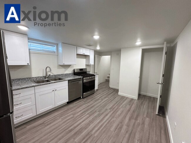 Building Photo - 906 E Elm-B