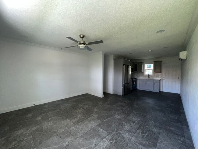 Building Photo - Fully Renovated 2 Bed, 1 Bath Duplex in th...
