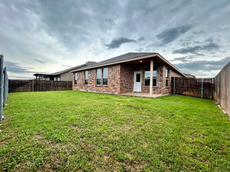Building Photo - 1734 Cross Creek Ln