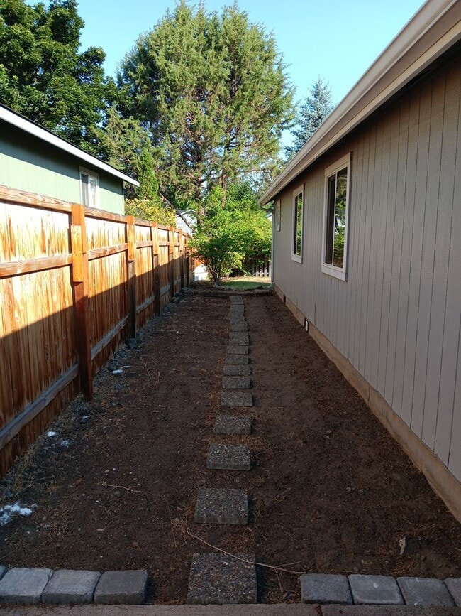 Building Photo - Charming Single-Level Home in Bend’s Mountain View Area