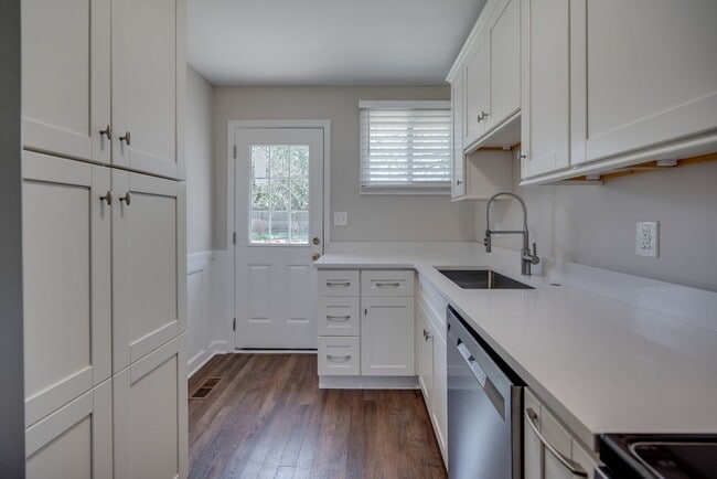 Building Photo - 405 Figuers Dr
