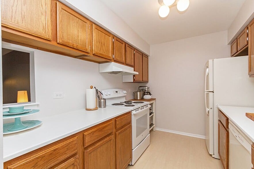Full kitchen with lots of counterspace! - 1426 Stonebridge Circle