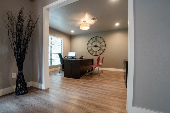 Building Photo - 1400 Clarewood Dr