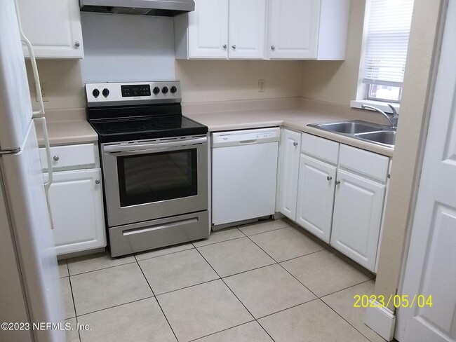 Building Photo - 4915 Baymeadows Rd