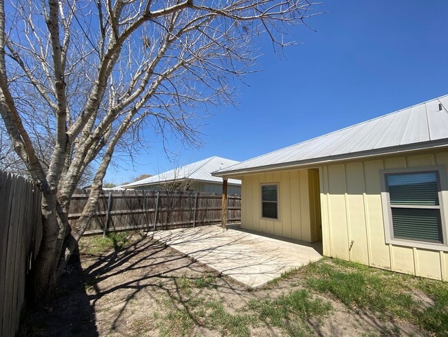 Building Photo - Located 1 Mile from IH 35/ No Carpet / Tons of Upgrades /  Turf Grass in Front Yard / Fenced in B...