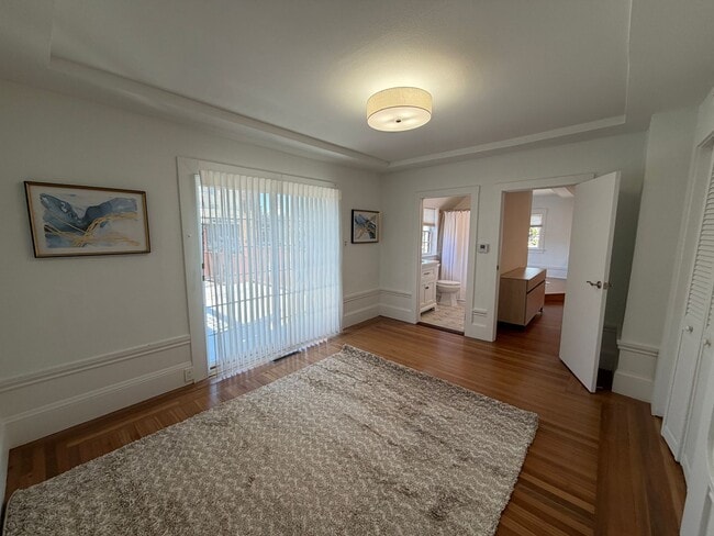 Building Photo - 879 E 28th St