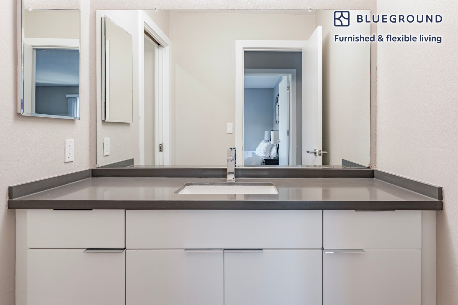 Building Photo - 900 E Hillsdale Blvd