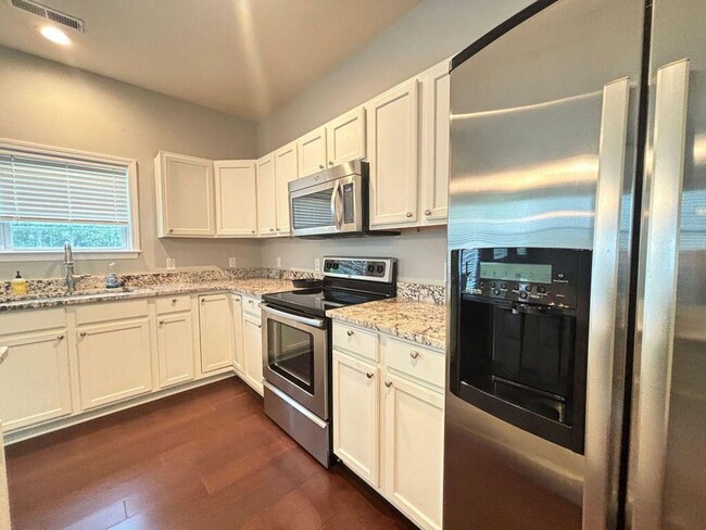 Building Photo - Available Now-Beautiful 4 BR/3BA Home