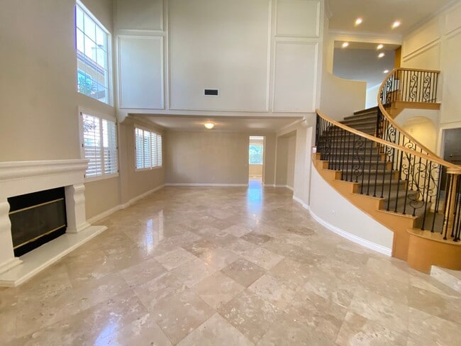 Building Photo - Beautiful 5 bedroom Newbury Park home with mountain views