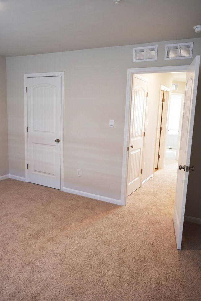 Building Photo - Stunning NEW Townhouse in Heritage Trace!