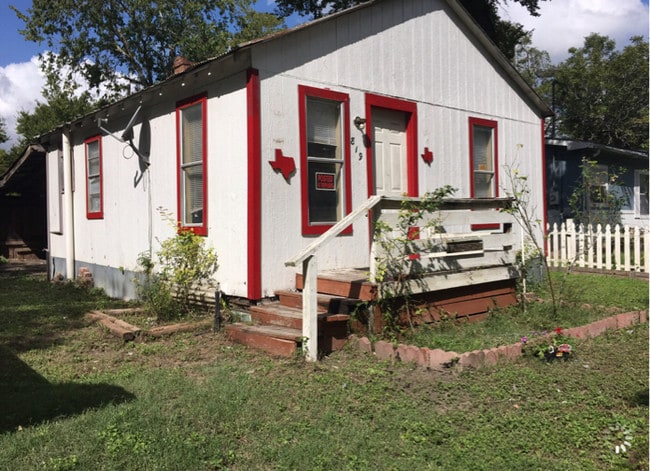 Building Photo - 819 Mora St