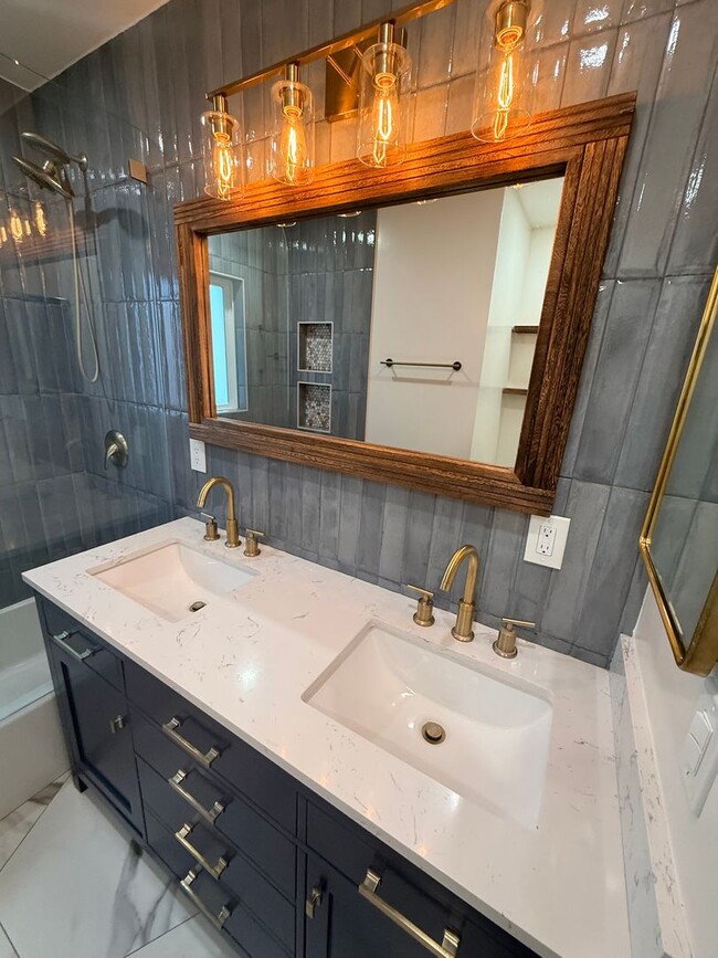 Building Photo - Three bedroom home in Long Beach available to rent now!