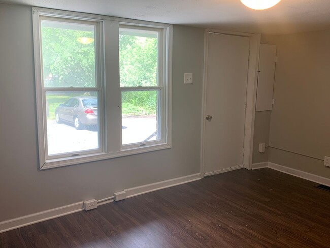 Building Photo - 3 bedroom 1.5 bathroom located in Carlisle...