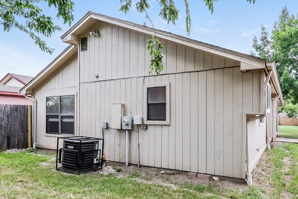 Building Photo - 4747 Poppy Dr E