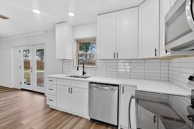 Building Photo - 5516 Laredo Ln