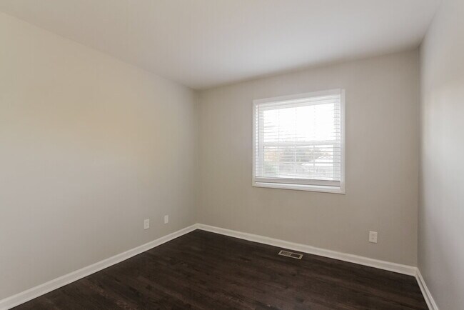 Building Photo - 528 W Arrowood Rd