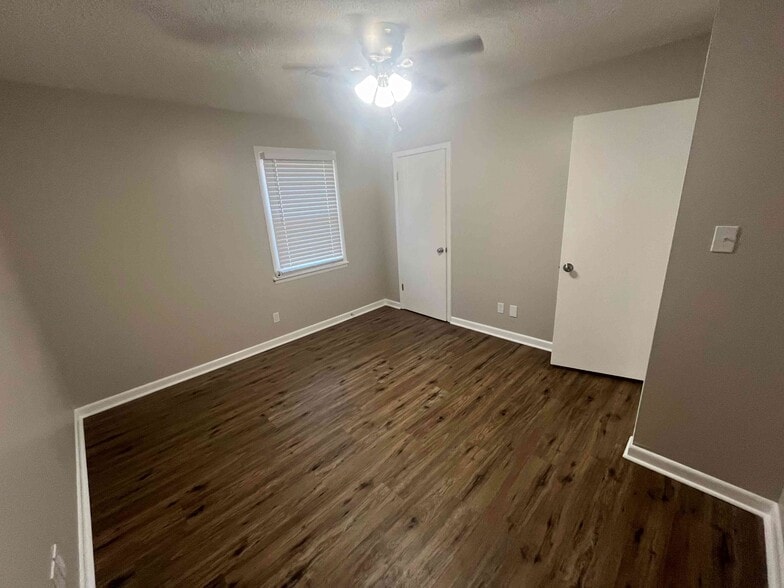 Building Photo - 512 Blaine Dr SW