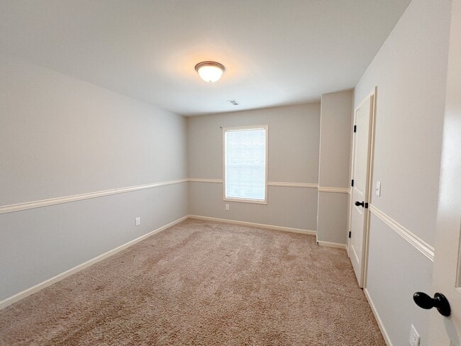Building Photo - 2-bedroom 1.5 bath Townhome