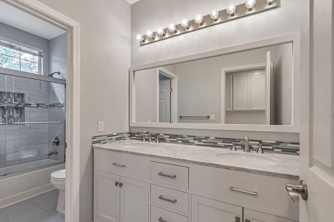 Building Photo - Remodeled 4-Bedroom 3-Bathroom House in Sa...