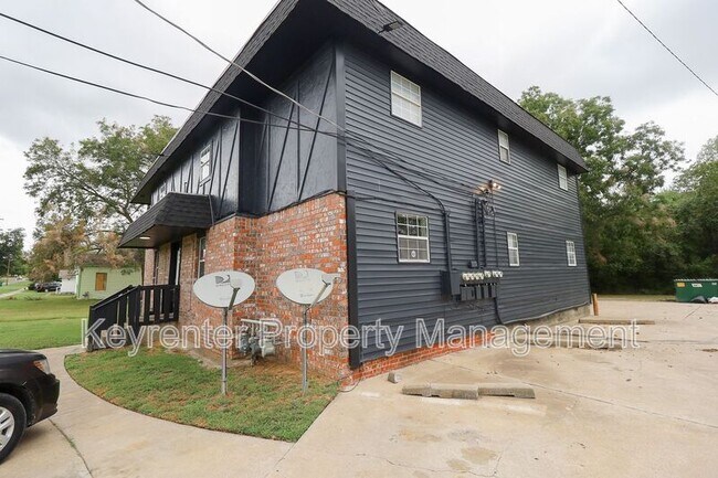 Building Photo - 405 S Maple St