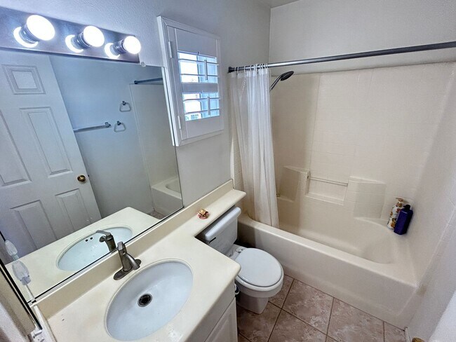 Building Photo - Lovely 3 Bed 2.5 Bath Home in Gated Community in Stanton