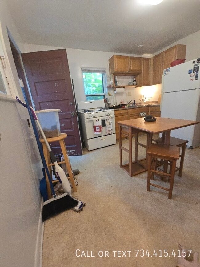 Building Photo - 110 E Summit-