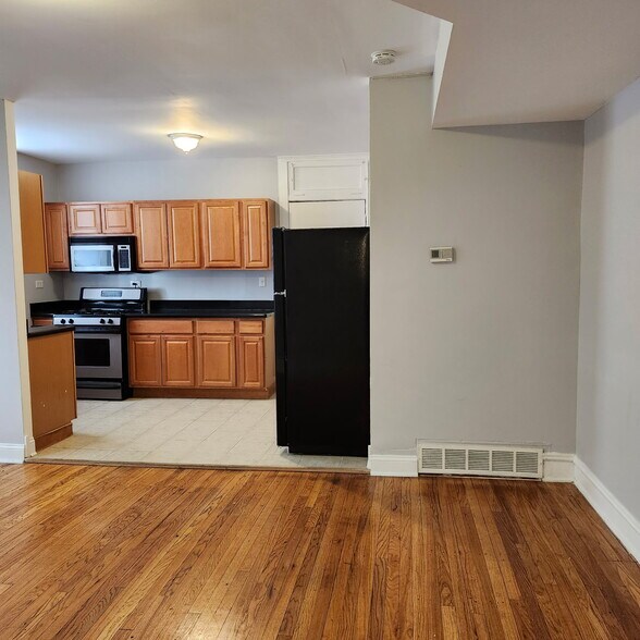 Building Photo - 3015 W Armitage Ave