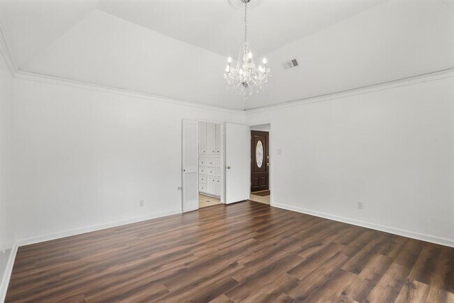 Building Photo - 907 Dominion Dr