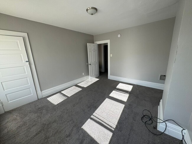 Building Photo - Lovely Two Bedroom Townhome