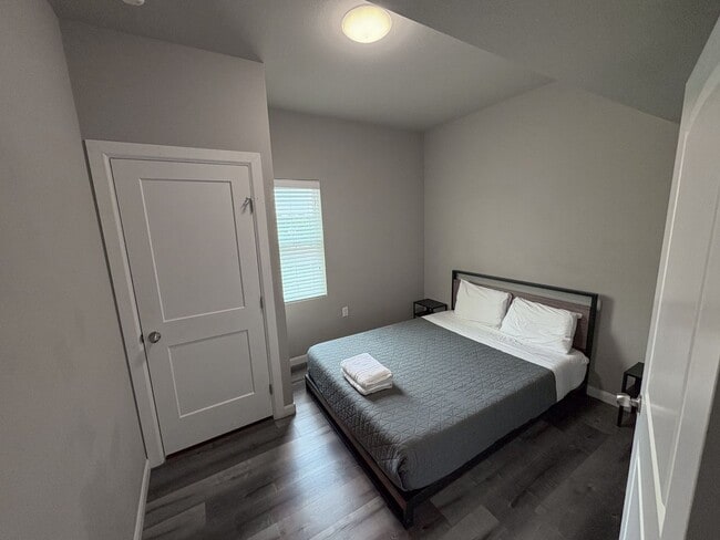 Building Photo - 4 Bed / 2 Bath in West Campus – Bring Your...