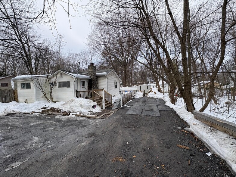 Building Photo - 10 Paradise Trl