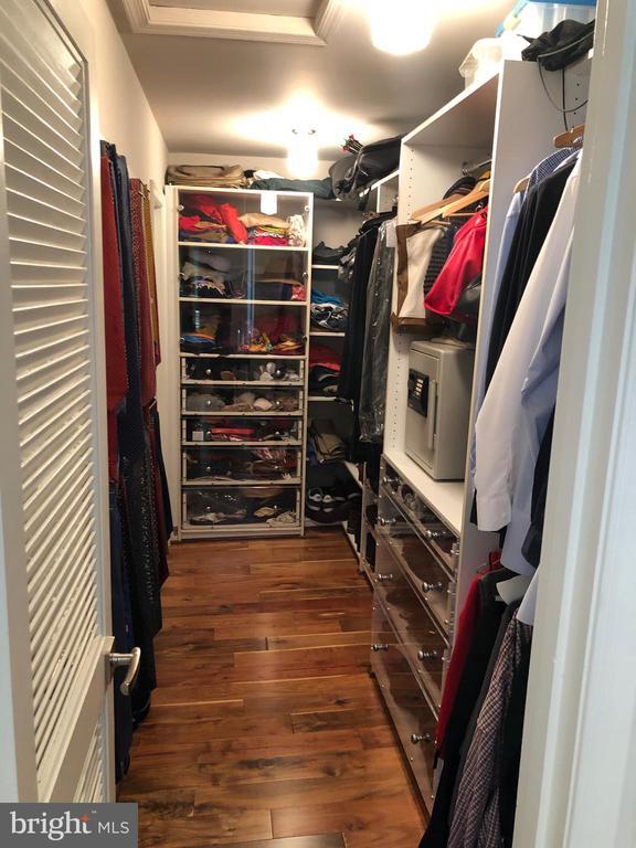 Building Photo - 10309 Bells Mill Terrace