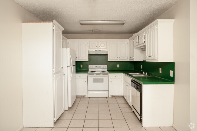 2BR, 2BA - 950SF - Kitchen - Summit Apartments