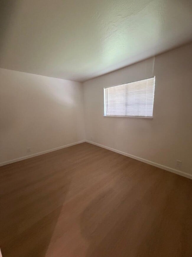 Building Photo - 715 Schafer Rd