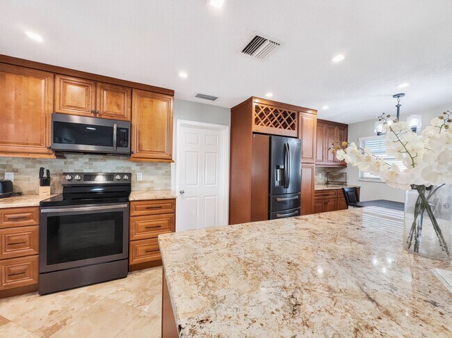 Building Photo - Discover the perfect Naples Park rental just minutes from the beach.