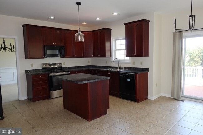 Building Photo - 1631 W Thistle Dr