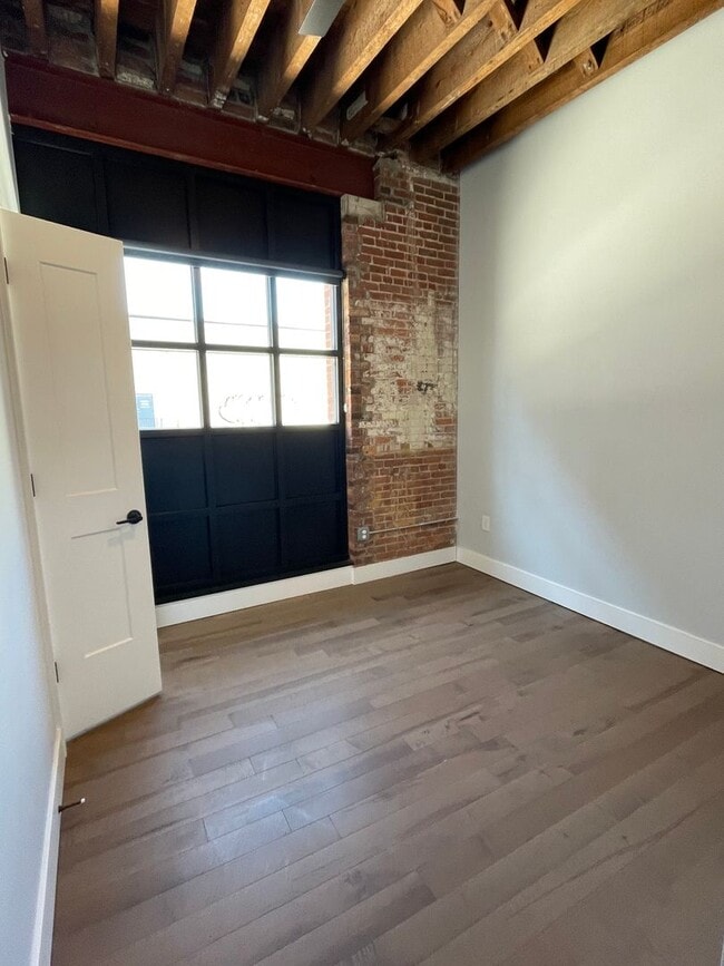 Building Photo - One Bedroom in Downtown Utica!