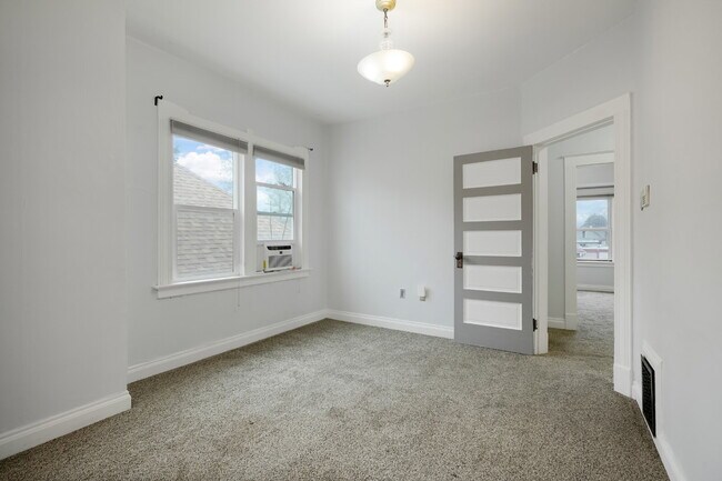 Building Photo - Starter Two Bedroom in Great Neighborhood - Low Deposit