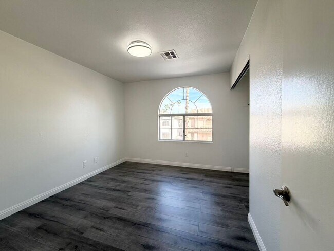 Building Photo - Beautifully renovated and move-in ready home located in the heart of Green Valley