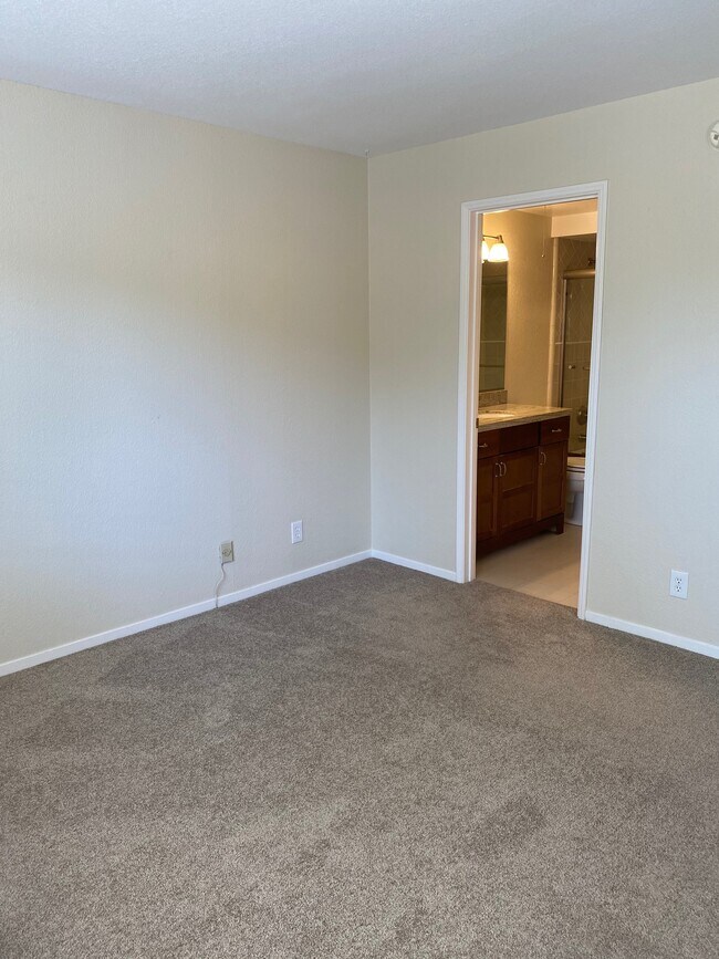 Larger bedroom & into bathroom - 785 Portwalk Plz