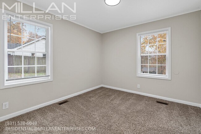 Building Photo - Charming Three Bedroom Home with Natural Privacy and Prime Location