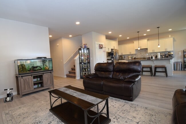 Building Photo - 1690 S Quartz Dr