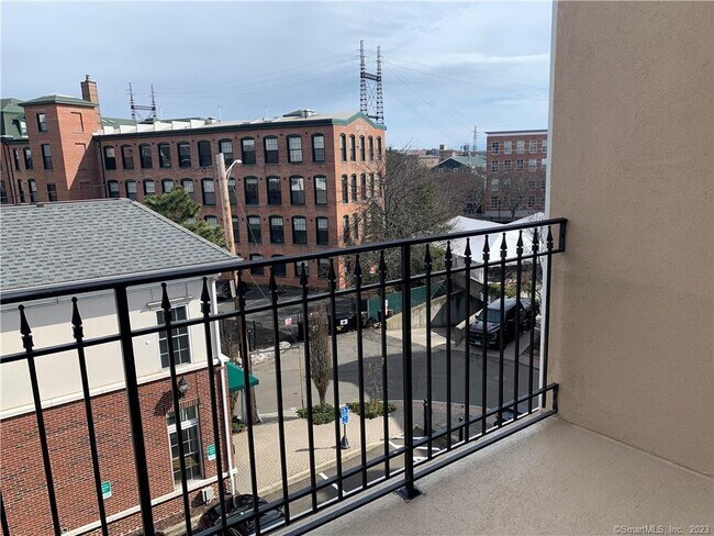 Building Photo - 1 Pine St