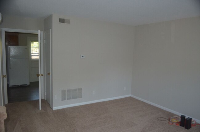 Building Photo - Updated 2BR/1.5BA Condo Near Stratford Rd